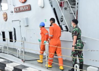 KRI dan KAL Jajaran Lantamal IV Laksanakan Penyemprotan Cairan Disinfektan