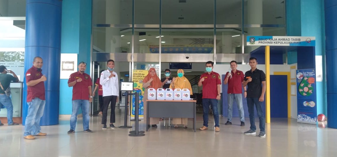 Himalaya Bintan Serahkan 5 Drigen Fedinfektan ke RDUP Raja Ahmad Tabib