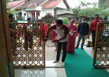 Cegah Virus Corona Kapolres Sosel Lakukan Penyemprotan