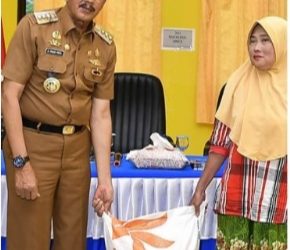 Atasi Dampak Covid-19 Bupati Natuna Bagikan 220 Karung Beras Bulog Kepada Warga Miskin
