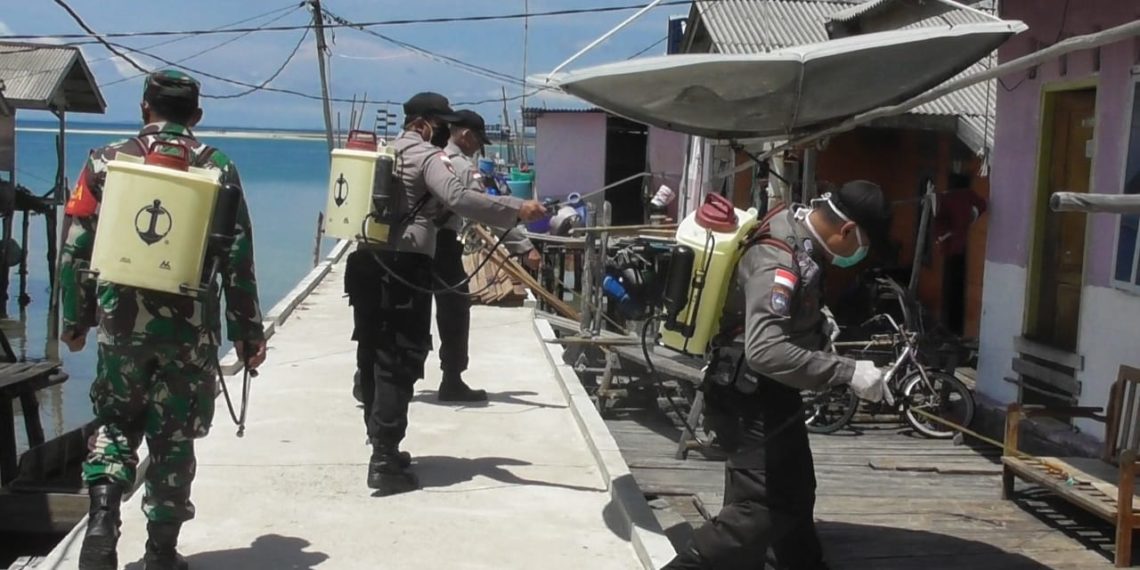 Satgas Polda Kepri Lakukan Penyemprotan Disinfektan Diperum Modena Kota Batam.