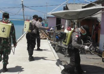 Satgas Polda Kepri Lakukan Penyemprotan Disinfektan Diperum Modena Kota Batam.