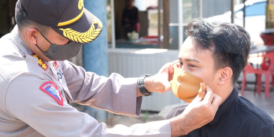 Operasi Keselamatan Seligi 2020. Ditlantas Polda Kepri Bagikan Maskes Kepada Pengemudi