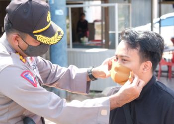 Operasi Keselamatan Seligi 2020. Ditlantas Polda Kepri Bagikan Maskes Kepada Pengemudi