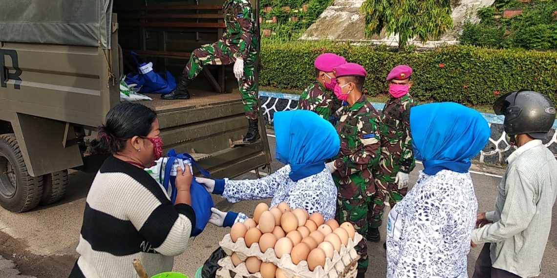 Yonmarhanlan IV TPT Bagikan Sembako Kepada Masyarakat Kurang Mampu Dampak Kovid 19.
