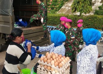 Yonmarhanlan IV TPT Bagikan Sembako Kepada Masyarakat Kurang Mampu Dampak Kovid 19.