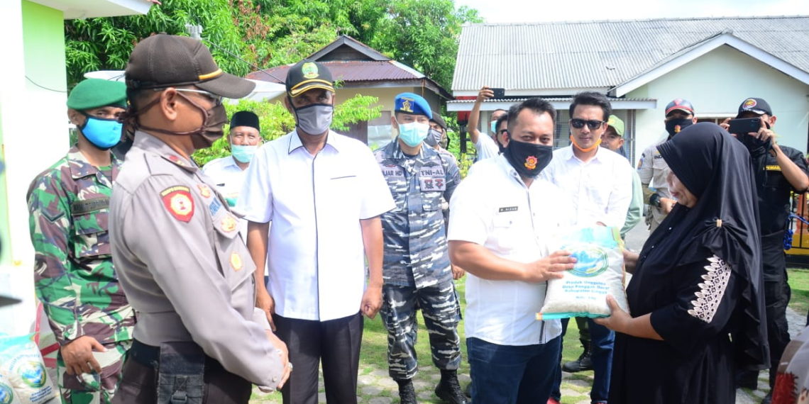 Secara Pribadi Wabup Lingga Berikan Bantuan sembako Kepada Warga Senayang