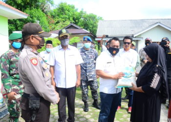 Secara Pribadi Wabup Lingga Berikan Bantuan sembako Kepada Warga Senayang