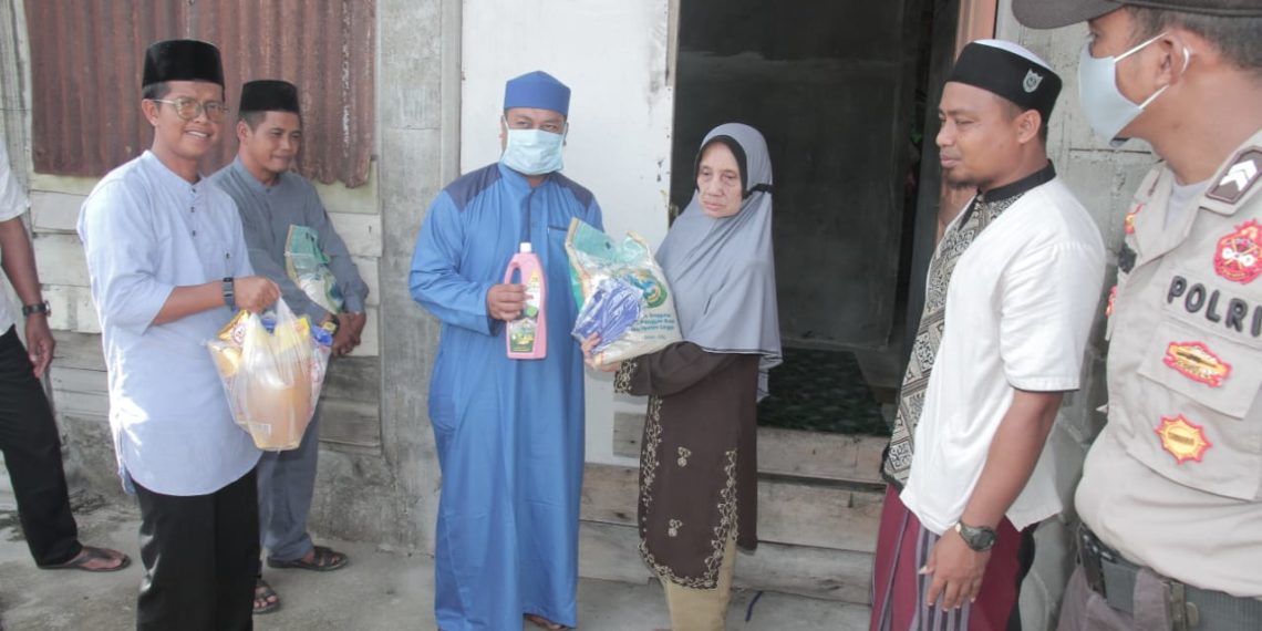 Wabup Lingga Serahkan Bantuan Sembako Kepada Warga Batu Belubang