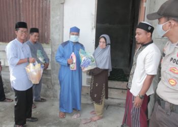 Wabup Lingga Serahkan Bantuan Sembako Kepada Warga Batu Belubang