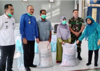 Cegah Covid-19 Bupati Natuna Serahkan Beras, Obat, Dan APD di Dua Kecamatan