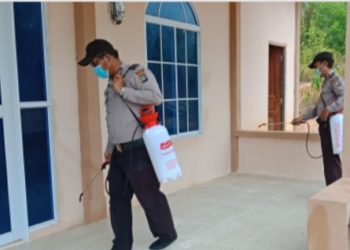 Kapolsek Moro Terus Semprotkan Disinfektan Dalam Pencegahan Covid-19