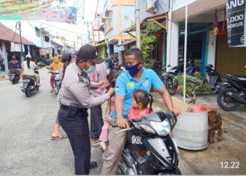 Kapolsek, OKP, Mahasiswa Moro Bagikan 1000 Masker
