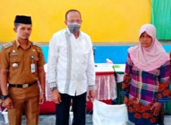 Atasi Dampak Covid-19 Bupati Natuna Terus Bagikan Beras Kepada Masyarakat Kurang Mampu