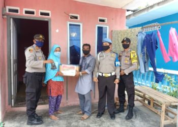 Atasi Dampak Covid-19 50 Janda dan Pensiunan Dapat Paket Sembako Dari Kapolsek Moro