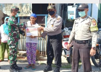 Kapolsek Moro Terus Bagikan Paket Sembako Kepada Warga Kurang Mampu