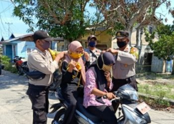 1050 Masker Pagi Ini Ludes Dibagikan Kapolsek Moro