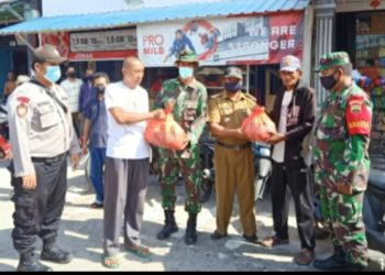 Mengatasi Dampak COVID-19 Kapolsek, Koramil dan Camat Moro Terus Bagikan Sembako dan Masker