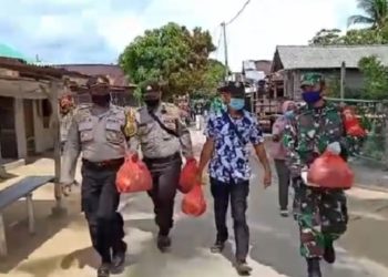 Peduli Warga Kapolsek dan Danramil Moro Rela Berjalan Kaki Bagikan Sembako dan Air Bersih
