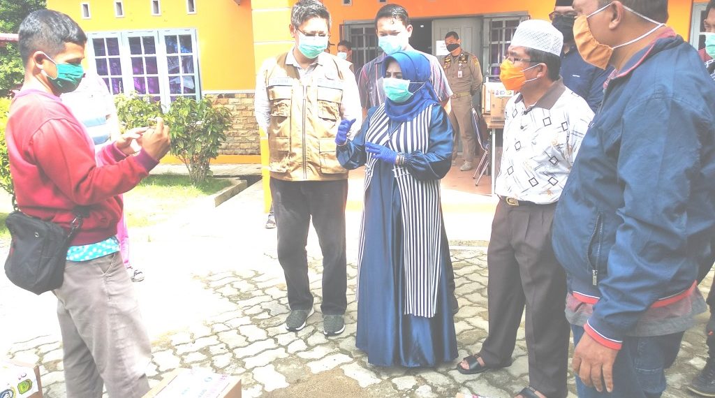 Plh Walikota Tanjungpinang Bagikan 150 Paket Sembako Kepada Kuli Tinta melalui Organisasi Pers