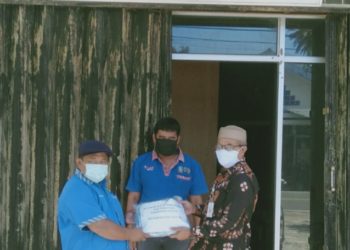 Kuatir Bahaya Covid-19, Relawan BLK dan Forum ASN Serahkan 50 Masker ke-PWI Natuna
