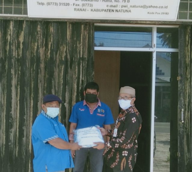 Kuatir Bahaya Covid-19, Relawan BLK dan Forum ASN Serahkan 50 Masker ke-PWI Natuna