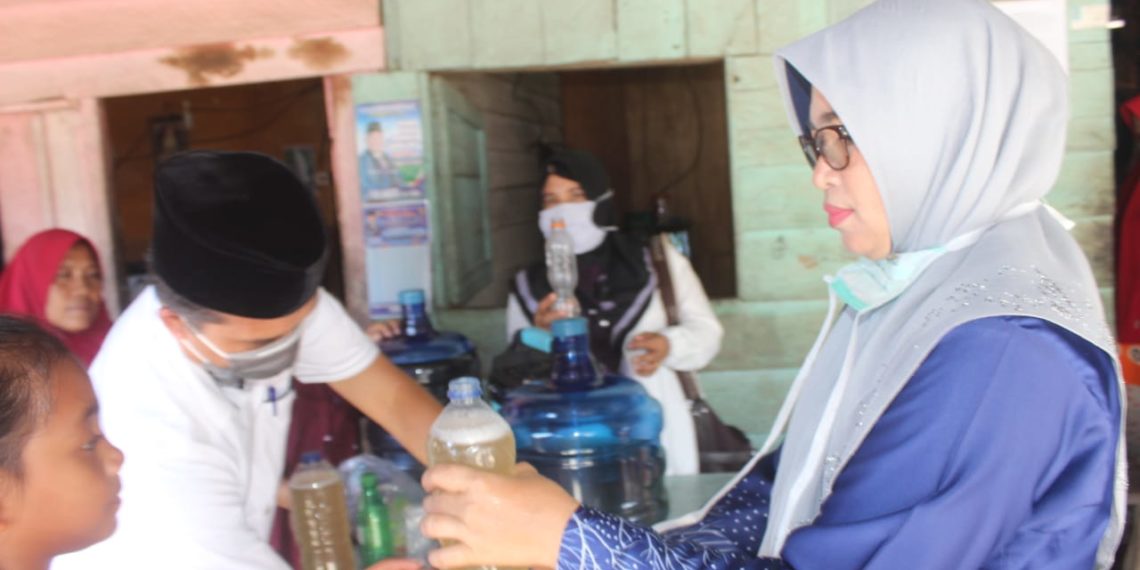 Ketua Tim- Pengerak PKK Pasbar Sulap Serai Wangi menjadi Anti Septik Alami.