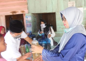 Ketua Tim- Pengerak PKK Pasbar Sulap Serai Wangi menjadi Anti Septik Alami.