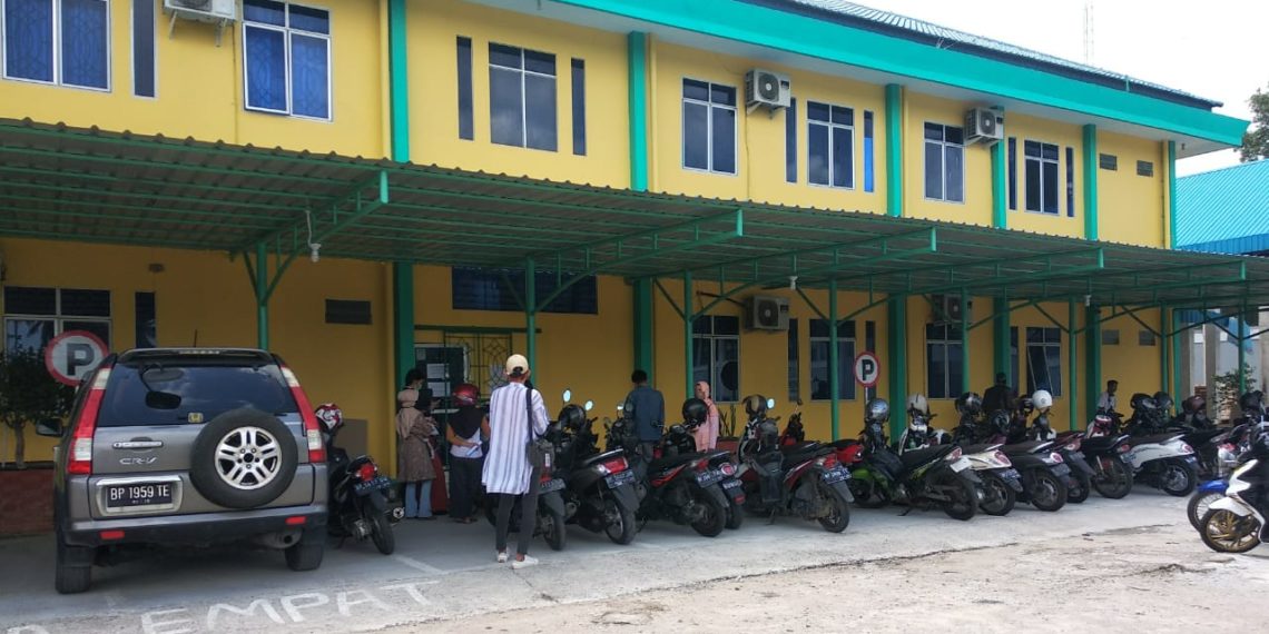 Masyarakat Kota Tanjungpinang Keluhkan Pelayan di Kantor Disdukcapil.