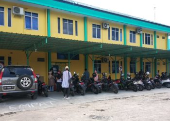 Masyarakat Kota Tanjungpinang Keluhkan Pelayan di Kantor Disdukcapil.