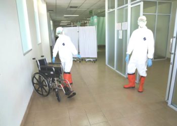 Diwajibkan Seluruh Petugas Kesehatan Pahami Pemakaian APD Lengkap