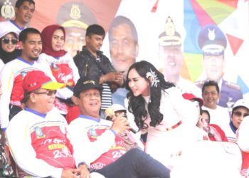 Artis Bebizie Bikin Pesepeda Bergoyang