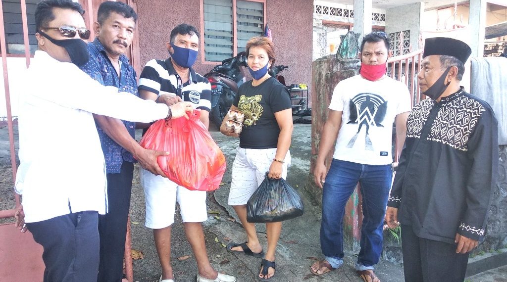 Donatur Bersama Pengurus Limko Tanjungpinang Bagikan Sembako Kepada Warganya.