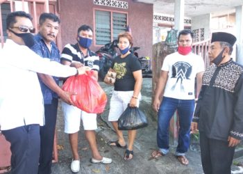 Donatur Bersama Pengurus Limko Tanjungpinang Bagikan Sembako Kepada Warganya.