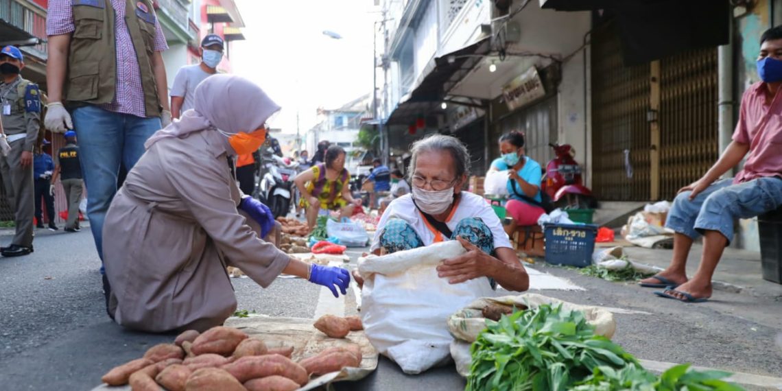 Plt. Wali Kota Tanjungpinang Ditengah Pandemi Sempatkan Diri Tinjau Pedagang Pasar.