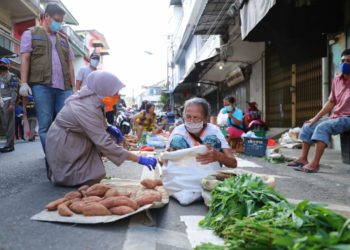 Plt. Wali Kota Tanjungpinang Ditengah Pandemi Sempatkan Diri Tinjau Pedagang Pasar.