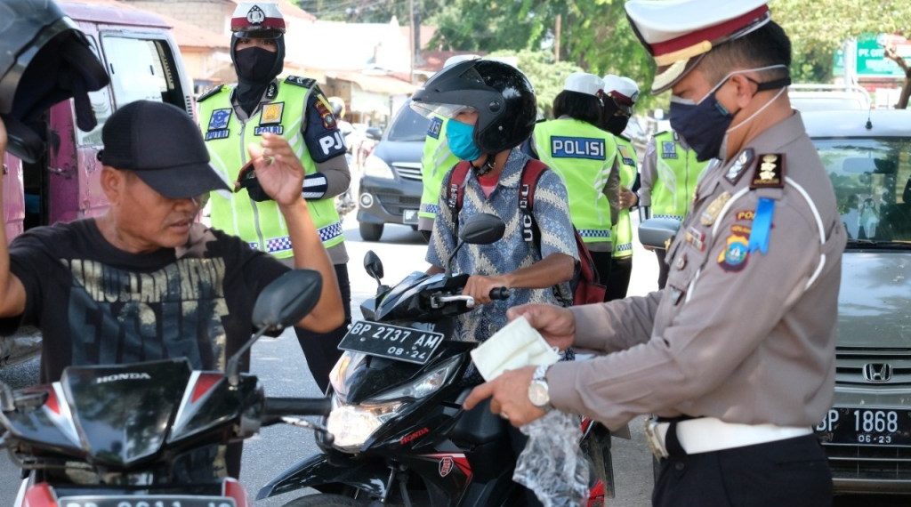 Operasi Keselamatan Seligi 2020. Ditlantas Polda Kepri Bagikan Masker Kepada Pengemudi