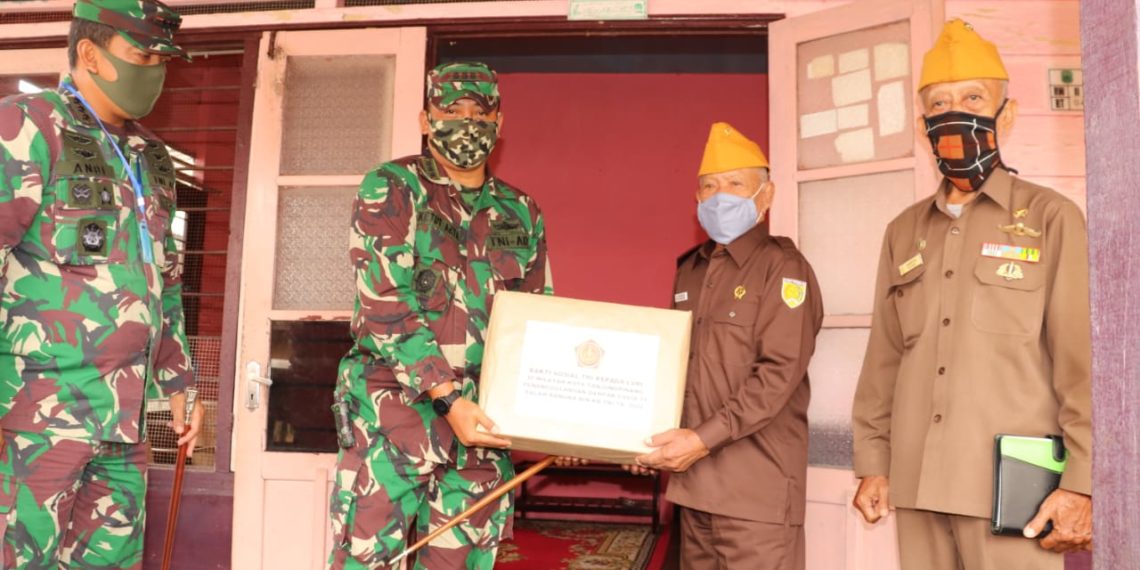 Kodim 0315/Bintan Bersama Danlanud RHF Serahkan Srmbako Kepada Veteran di Tanjungpinang