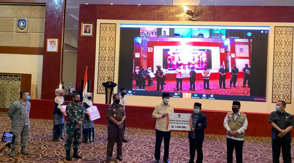 Danlantamal IV Hadiri Acara Penyerahan Insentif dan Bantuan Sosial Masyarakat Terdampak Covid 19.