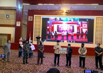 Danlantamal IV Hadiri Acara Penyerahan Insentif dan Bantuan Sosial Masyarakat Terdampak Covid 19.
