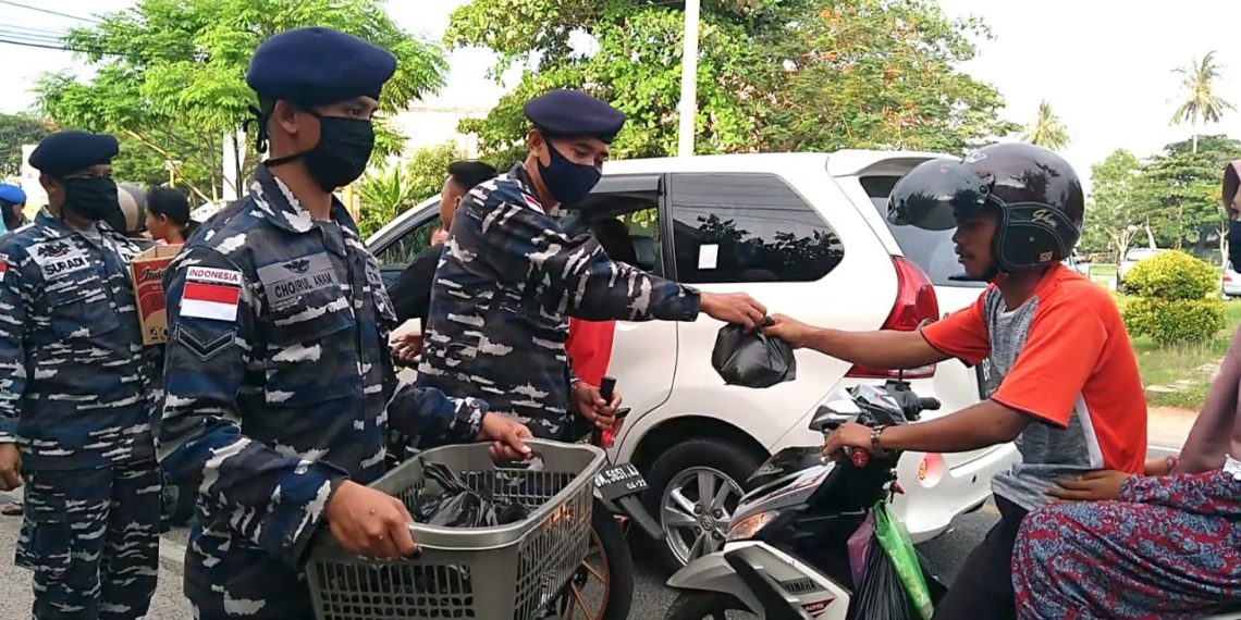 Berbagi Itu Indah Lanal Ranai Berikan Takjil, Masker, Kepada Pengedara Dijalan Raya