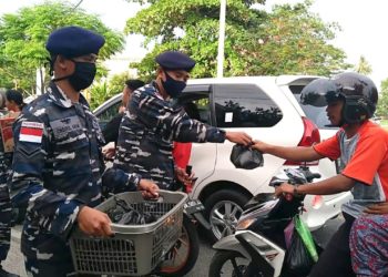 Berbagi Itu Indah Lanal Ranai Berikan Takjil, Masker, Kepada Pengedara Dijalan Raya