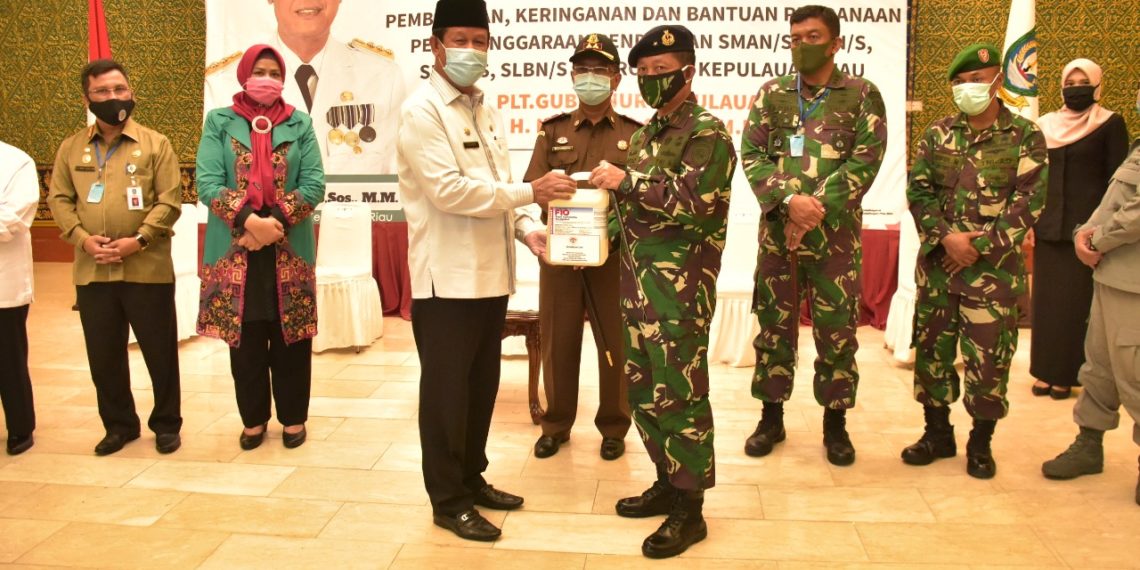 Danlantamal IV Serahkan Bantuan APD Dari Temasek Foundatianal Singapura Kepada Plt.Gubernur Kepri