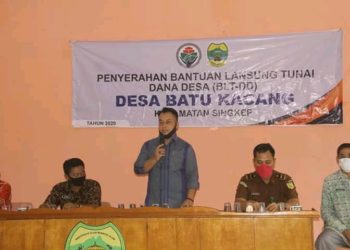 Wakil Bupati Lingga Serahkan BLT- DD di Desa Lanjut dan Batu Kacang