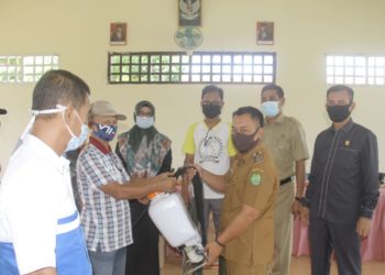 New Normal Wakil Bupati Lingga Serahkan Peralatan Penyemprotan Disinfektan