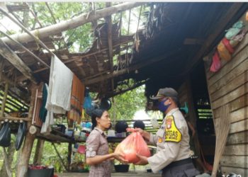 Atasi Dampak Covid-19 Tampa Lelah Kapolsek Moro Terus Memberi Makan Kepada Warga Kurang Mampu