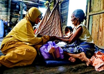 Atasi Dampak Covid-19 Wabup Natuna Rela Masuk dan Keluar Lorong Untuk Bagikan Sembako