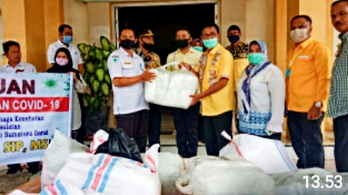 Berikan Rasa Aman Dari Covid-19 DPD 1 Golkar Salurkan APD KepadaTenaga Medis Solsel