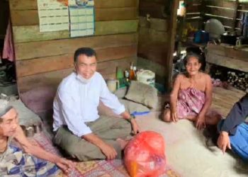 Sekda Natuna Terus Selusuri Rumah Jompo, Janda dan Miskin Untuk Bagikan Sembako