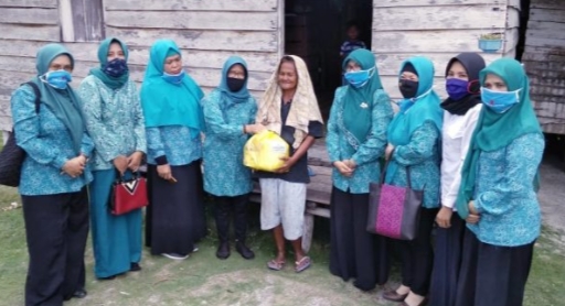 Warga Teluk Buton Ucapkan Terimakasih Atas Sembako Dari Tim TP PKK Natuna